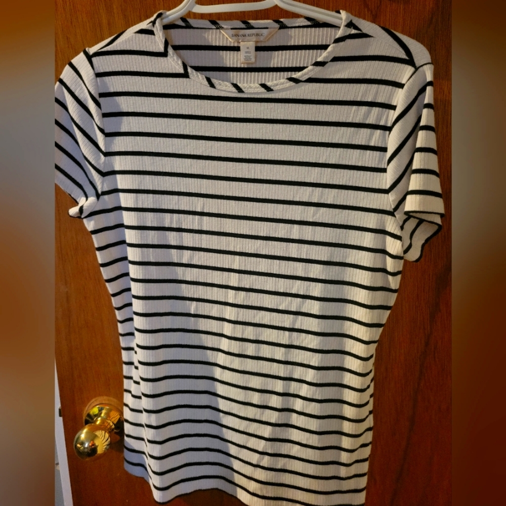 Med Banana republic tshirt